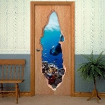 Plongeur porte vinyle dans la mer