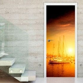 Coucher du soleil de portes de vinyle sur le port
